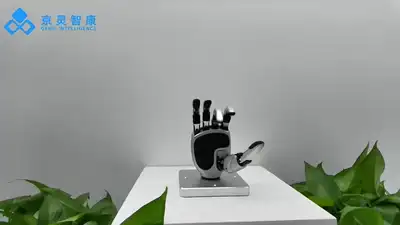 使用者佩戴京灵智能仿生手完成抓握与倒水动作